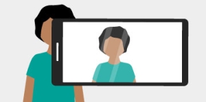 Eine Person nimmt eine andere mit dem Smartphone auf aus dem Modul Ton- und Filmaufnahmen mit dem Handy von der Medienbox NRW